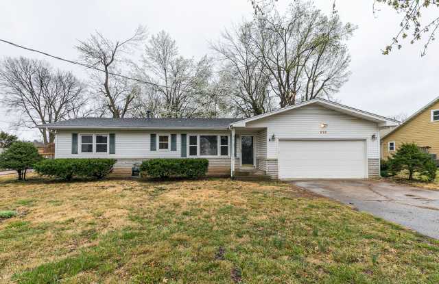 SOUTH SPRINGFIELD HOME (Kickapoo and Cherokee Schools) -- 3 Bed | 1.5 Bath | 2 Car Garage -- LARGE Backyard photos photos