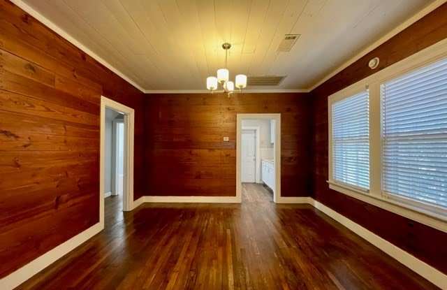 1135 W Lucas Gallery 3