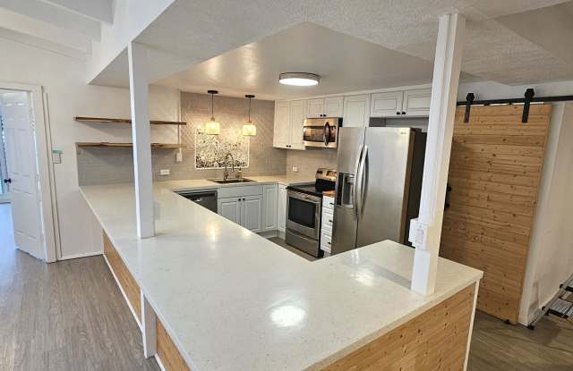 5 bedroom, vaulted ceilings, breeze and great layout! photos photos