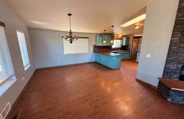 CHECK OUT THIS GORGEOUS, SPACIOUS RANCH ON ACERAGE, JUST OUTSIDE OF REDMOND! Gallery 3