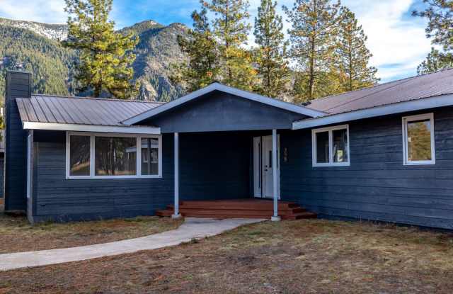 Beautifully Remodeled, Spacious 4-Bedroom Home on 2.14 Acres – $3,200/Month Gallery 4