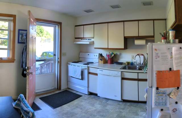 Newly Renovated 2 Bedroom photos photos