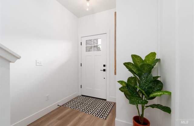 Gorgeous Townhouse with 2 Master Bedrooms!! Prefer a 6 Month Lease! Gallery 3