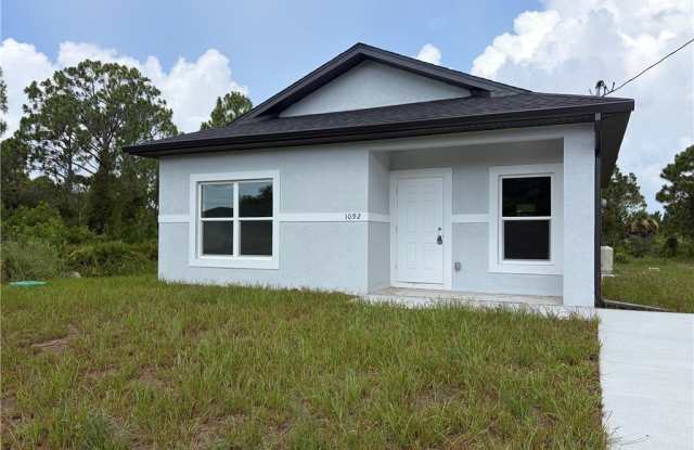 1092 Norton Avenue S Gallery 1