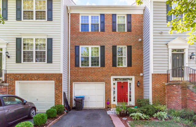 Gorgeous 3 Bed 2.5 Bath Brick Townhome with Deck + Patio In Beautiful South Riding Gallery 2