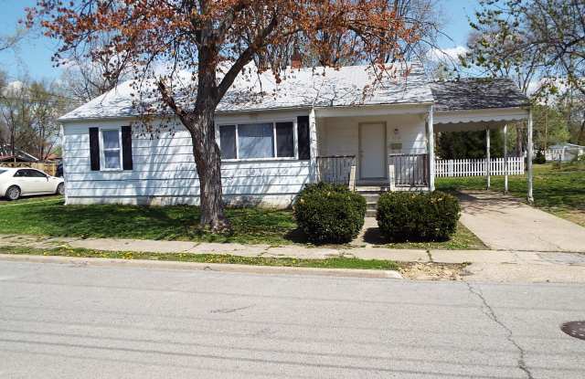 Three Bedroom/One bathroom house with carport for rent. Gallery 1