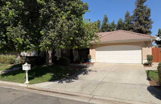 5594 W. Bluff Avenue Gallery 4