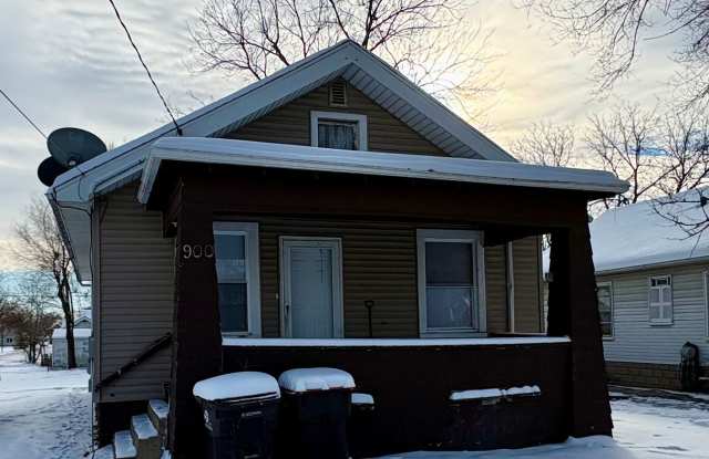 Come see this freshly updated 2 Bedroom - 1 Bath house that is ready to be your new home!! - 900 West Gift Avenue, Peoria, IL 61604