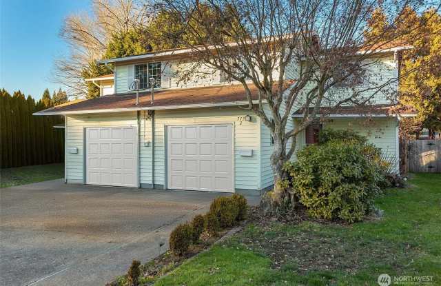 Beautiful Puyallup Duplex with Large Yard & Garden! Gallery 1