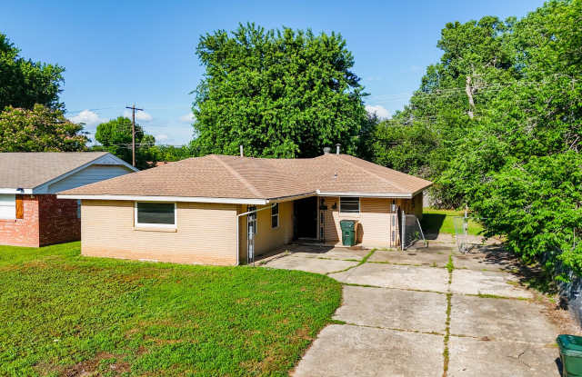 Cozy 5 Bed 1 Bath Retreat! DEPOSIT SPECIAL!! $200 OFF DEPOSIT! - 908 Moraine Avenue, Midwest City, OK 73130
