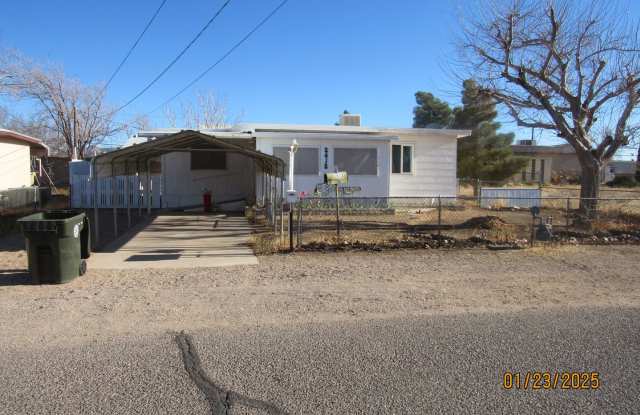 Charming 2 Bedroom Home with Sunroom, Fenced Yard & Storage Shed Gallery 1
