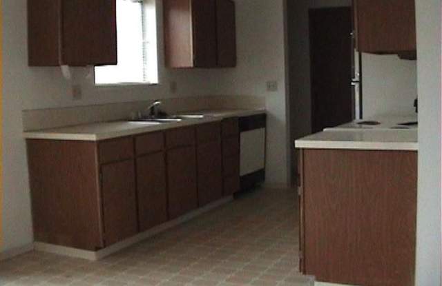 Spacious Three Bedroom Townhome with Attached Garage!! Gallery 1