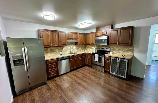 Spacious 2-Bed with Washer/Dryer, Dishwasher, Wine Fridge - Utilities Included! photos photos