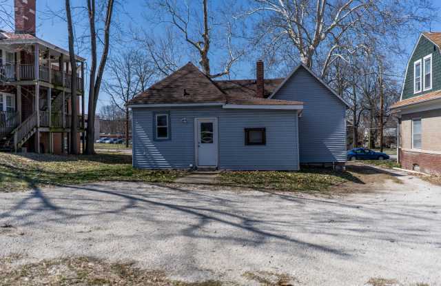 Remodeled 3 bedroom home with working fireplace! Gallery 1