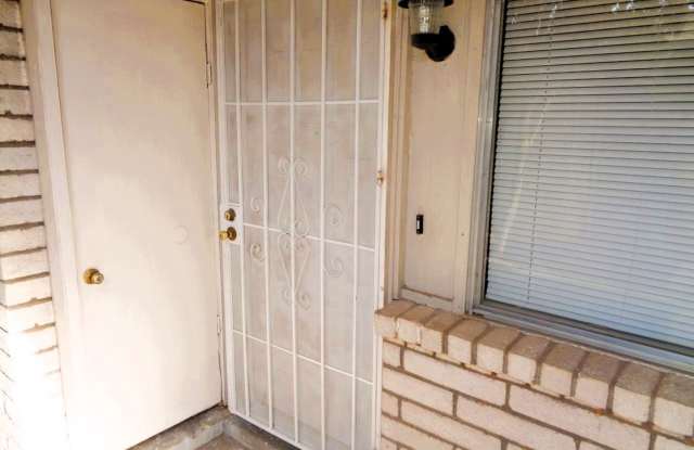 Adorable Single Level Eastside Duplex With Evaporative Air Located In Quiet Neighborhood photos photos