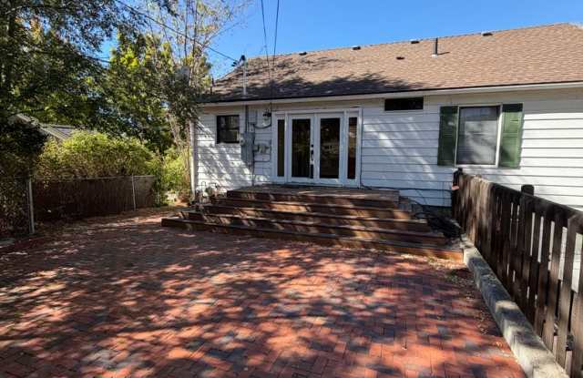 Pet friendly, Spacious 4 Bedroom, 2 Bathroom Home Gallery 3