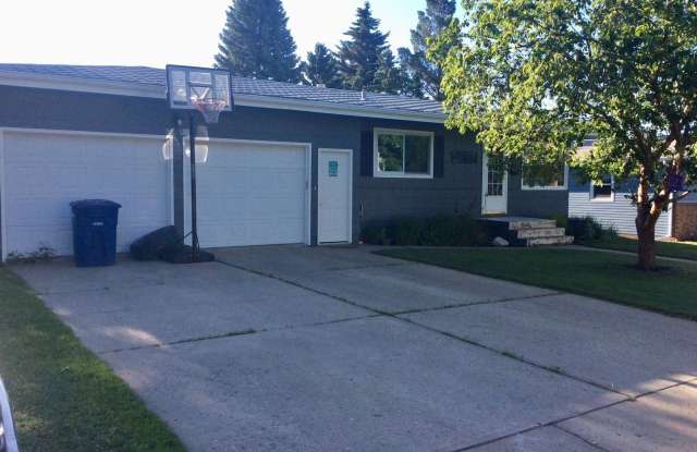916 9th Ave W - 916 9th Avenue West, Dickinson, ND 58601