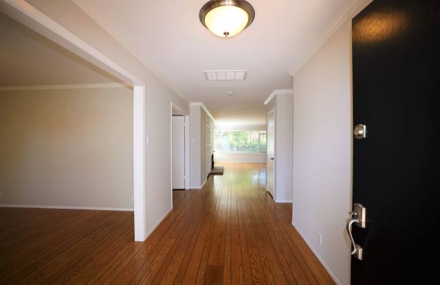 Spacious 4 bed/3 bath house near Downtown Burlingame available NOW! Gallery 4