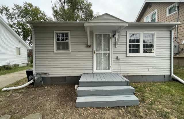 Updated 1 Bedroom Home - Washer-Dryer Included! - 308 East 13th Street North, Newton, IA 50208