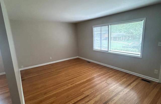 Beautiful 3-Bed Home in Prime Jeffersontown Location! Gallery 3