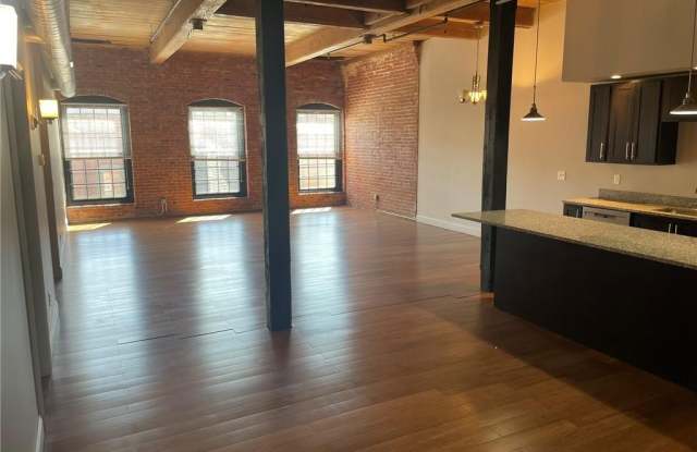 535 Roosevelt Avenue Gallery 1