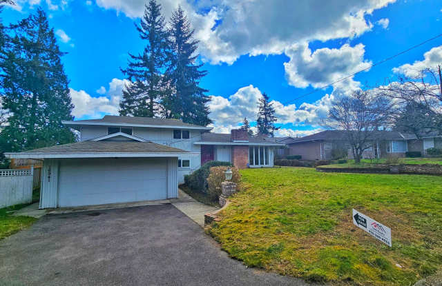 Stunning Mid-Century 4-Bedroom Home in Prime Bellevue Location - 16941 Northeast 19th Place, Bellevue, WA 98008