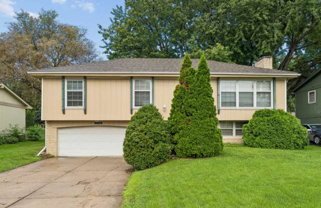 Fantastic Central Omaha 3-bed, 2.5-bath Home Gallery 1