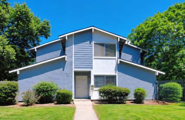 Move-in Special: Half Off the 1st Month's Rent – Comfortable 2 Story Condo By Fresno State! Gallery 1