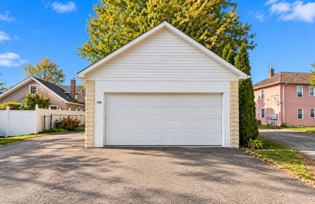 2 Bedroom 1 Bath Single Family Home with 2 Car Garage in West Saint Paul Gallery 3