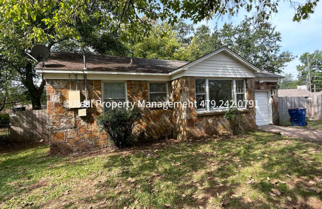 HALF OFF DECEMBER MOVE-IN RENT! 2 Bed 1 Bath HOUSE with fenced in yard! - 315 North 41st Street, Fort Smith, AR 72903
