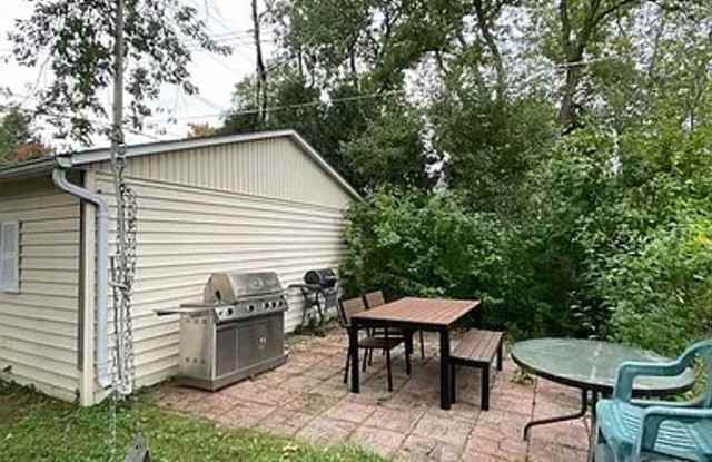 Adorable renovated cottage in University Heights photos photos