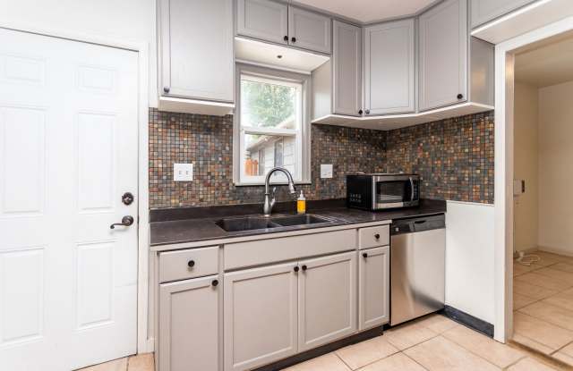 Spacious 4-Bedroom, 2-Bath Home!! Gallery 4