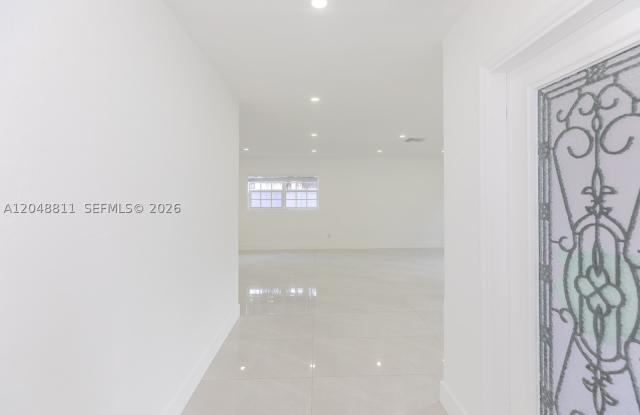 913 NE 2nd St Gallery 4