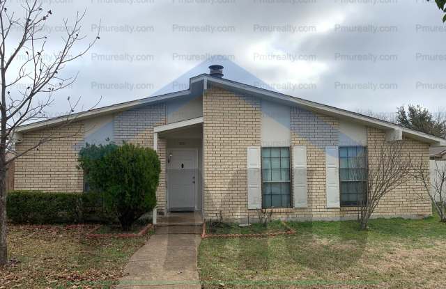 AVAILABLE NOW!!! Lovely 3/2/2 home in Grand Prairie - 5017 Coffeyville Trail, Grand Prairie, TX 75052