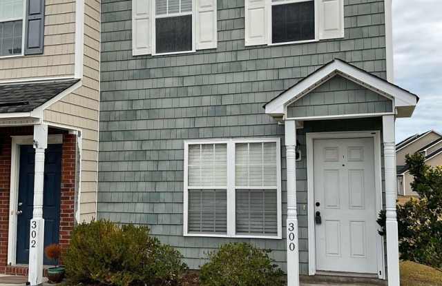 Great townhouse in a central location,2 bed 1.5 bath! - 300 Bridgewood Drive, Jacksonville, NC 28546