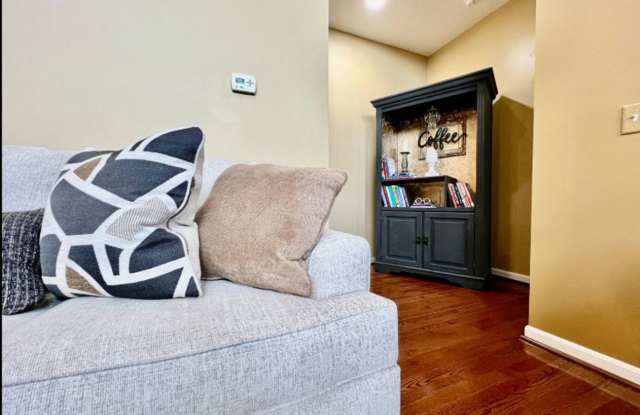 Spacious 4 Bedroom with Gameroom Gallery 4