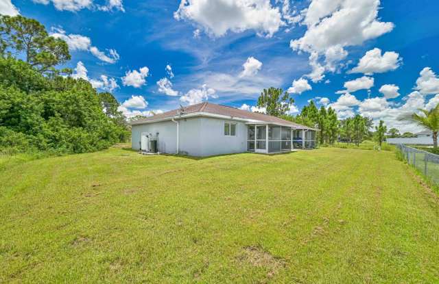 * 1 MONTH FREE * - Well Maintained Duplex in Lehigh with 1 Car Garage! Gallery 3