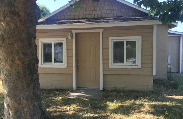 Quaint House in Ripon! - 307 Pine Street, Ripon, CA 95366
