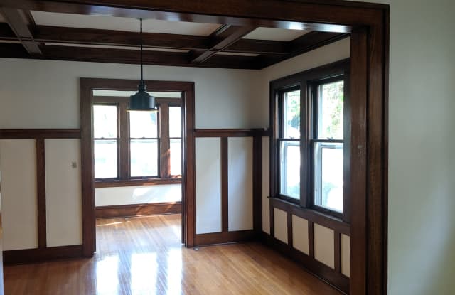 2849 Irving Ave South - 2nd Floor Gallery 2