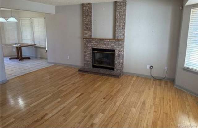 Spacious 6BR House in Aurora Gallery 4