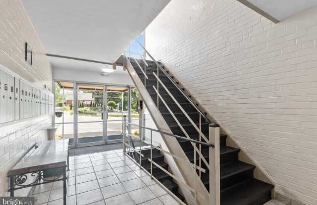 3355 UNIVERSITY Boulevard W Gallery 3