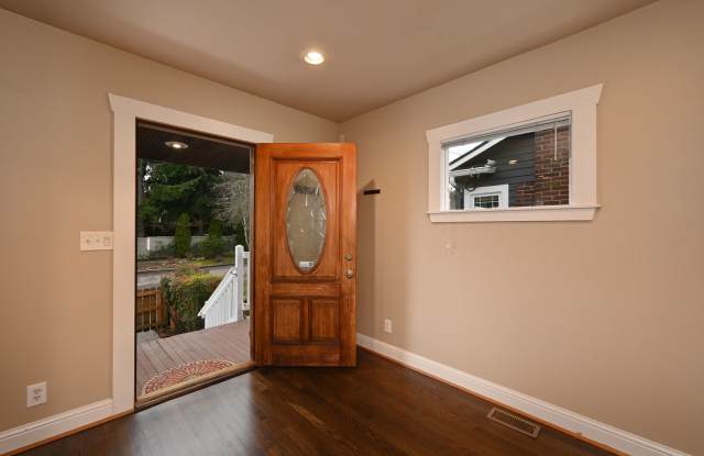 Charming 3 Bedroom/2 Bath Craftsman Home for Lease in Phinney/Greenlake Gallery 3