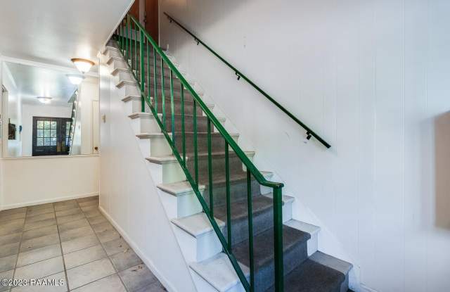 211 Versailles Boulevard Gallery 4