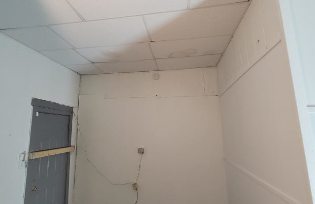 1709-1713 Clifford Ave - Store Front Gallery 3