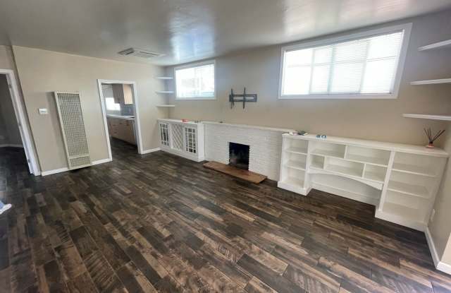 Beautiful 2 Bedroom Home with Large Yard photos photos