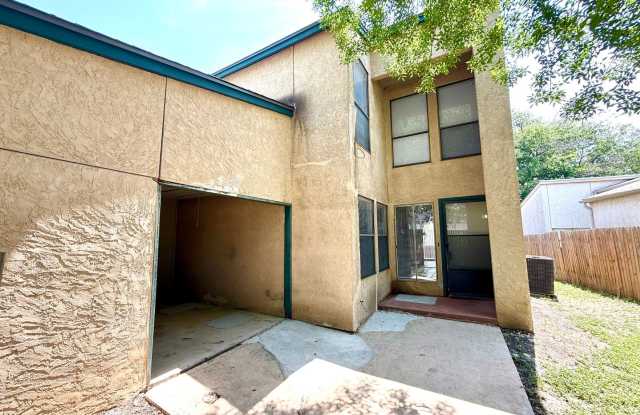 **MOVE-IN SPECIAL** MUST SEE! Two Bedroom Two Story Townhome In Amazing Location! photos photos