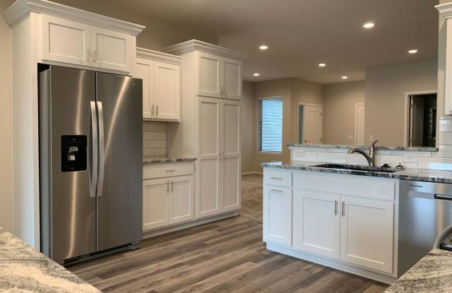 Zero entry ranch townhome with 2 stall garage. Spacious 2 bedrooms with walk in closets, 2.5 bathroom, 1st floor laundry Gallery 3