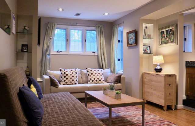 1900 S Street NW unit: 4 photos photos