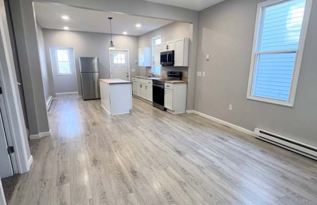NEW LISTING! 3 Bedroom House Gallery 4