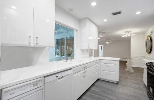 4755 NE 23rd Avenue Gallery 2